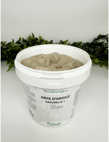 seau ouvert de pâte d'argile +