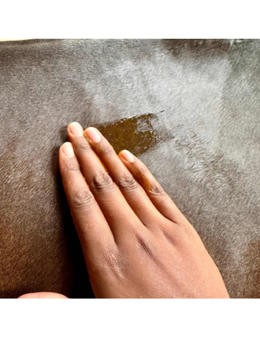 application du gel sur la peau du cheval